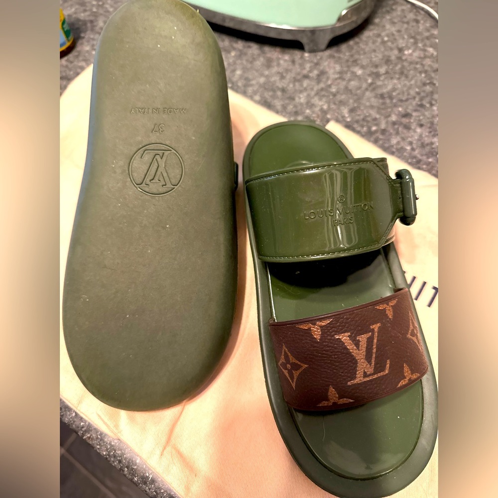 Louis Vuitton Monogram Sunbath Flat Mules Sandal 37 Kaki